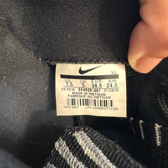 Nike Womens Roshe Two Flyknit Black and White Striped Sneakers in Size US 7.5 - Picture 9 of 9